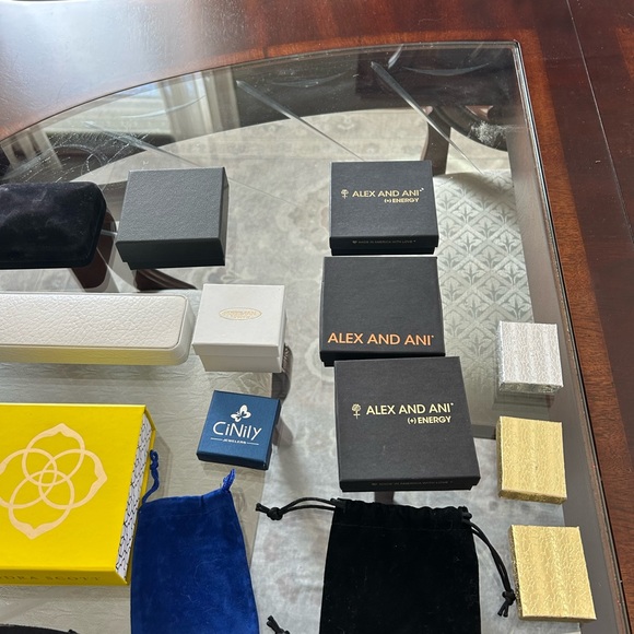 Assorted jewelry gift boxes, and pouches - Picture 4 of 12